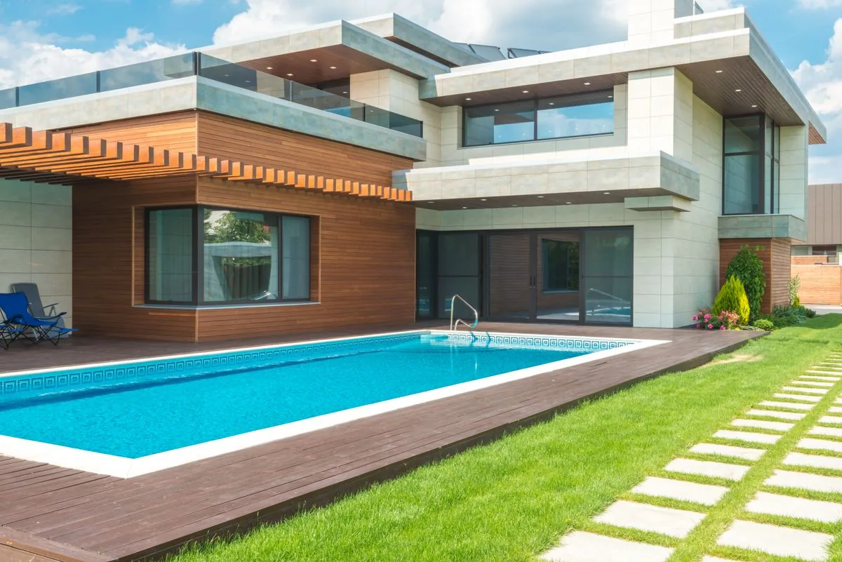 Área externa de residência de alto padrão com piscina, deck e jardim