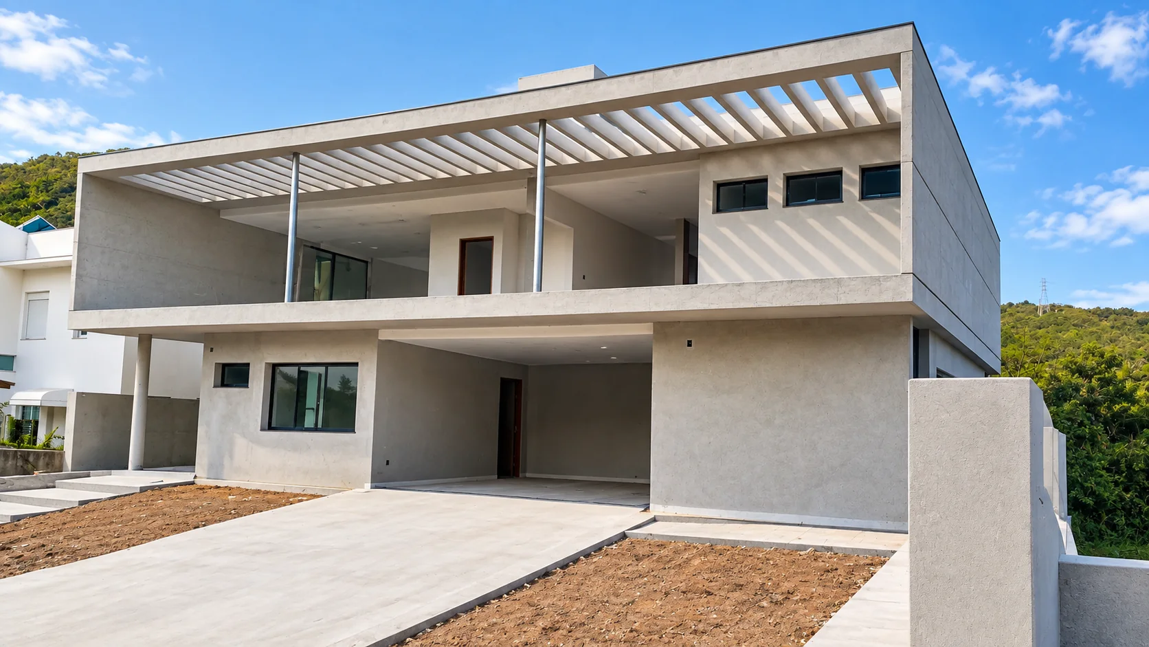 Fachada de residência contemporânea de alto padrão em dia claro